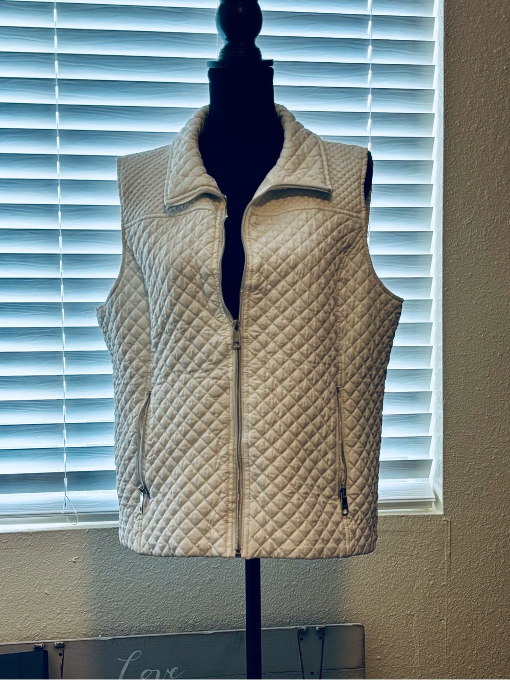 Black Rivet Quilted Sleeveless Zip Vest in White with Zip Pockets